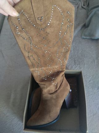 Botas altas marrones con tachuelas