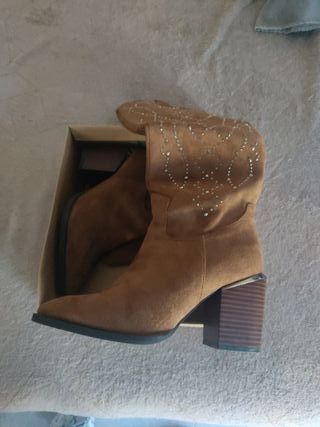 Botas altas marrones con tachuelas