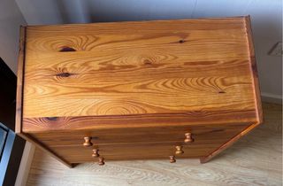 Cómoda de madera con 3 cajones.