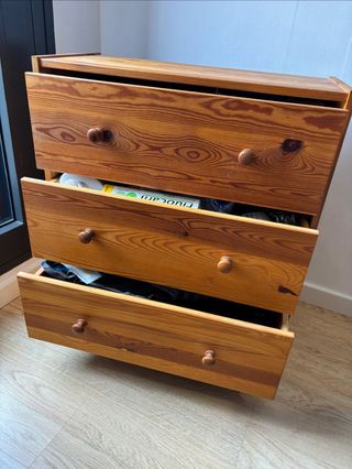 Cómoda de madera con 3 cajones.