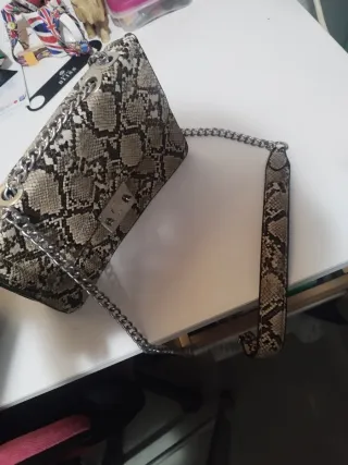 Bolso estampado serpiente con cadena