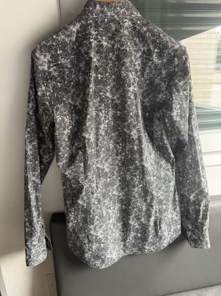 Camisa estampada hombre gris y blanco