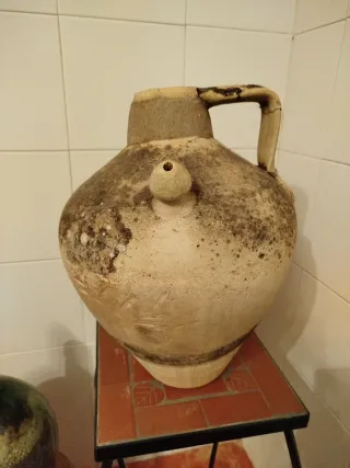 Cántaro antiguo de barro blanco