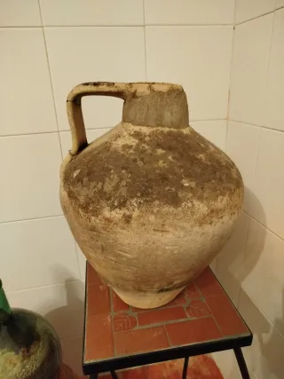 Cántaro antiguo de barro blanco