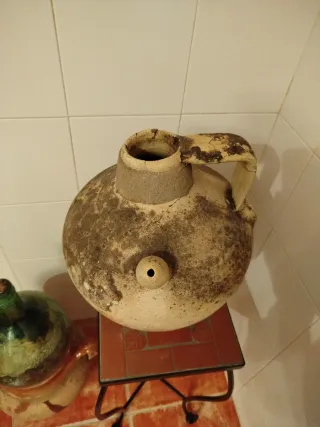 Cántaro antiguo de barro blanco