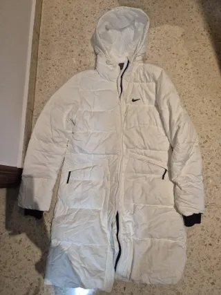 Chaqueta plumífero Nike blanca larga