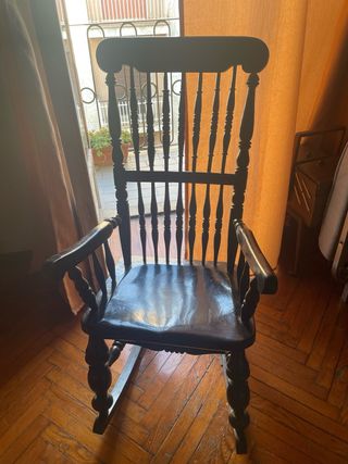 Sedia a dondolo in legno scuro