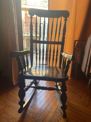 Sedia a dondolo in legno scuro