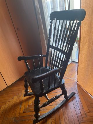 Sedia a dondolo in legno scuro