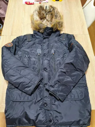 Abrigo de hombre negro con capucha