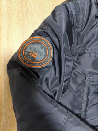 Abrigo de hombre negro con capucha