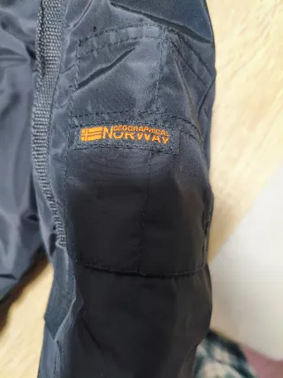 Abrigo de hombre negro con capucha