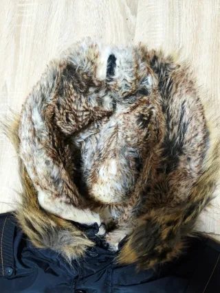 Abrigo de hombre negro con capucha