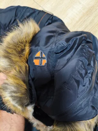 Abrigo de hombre negro con capucha