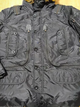 Abrigo de hombre negro con capucha