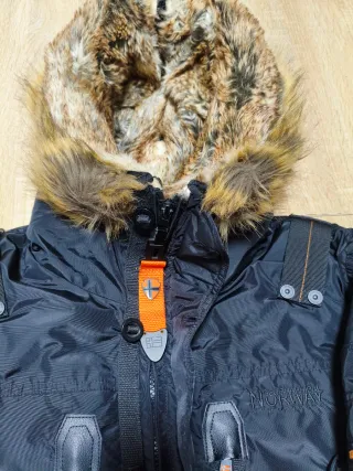 Abrigo de hombre negro con capucha