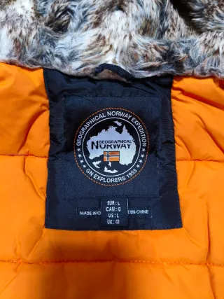 Abrigo de hombre negro con capucha