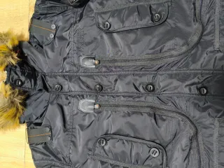 Abrigo de hombre negro con capucha