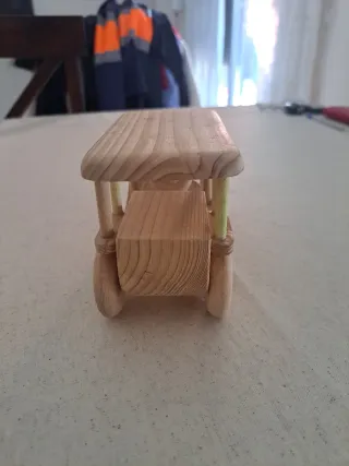 Coche de madera artesanal