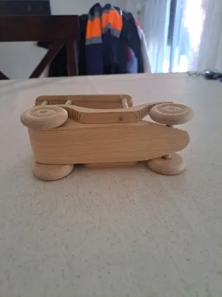 Coche de madera artesanal