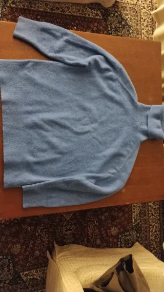 Jersey azul cuello alto oversize