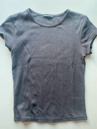 Camiseta gris manga corta ajustada