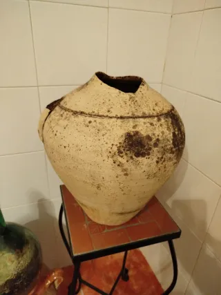 Cántaro de barro blanco antiguo