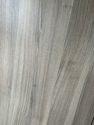 Armario de madera beige y marrón