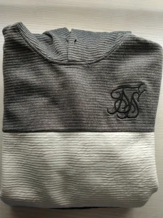 Sudadera gris y blanca con logo bordado