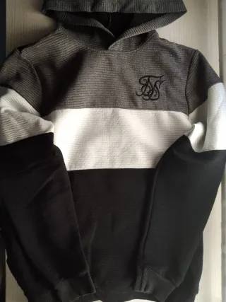 Sudadera gris y blanca con logo bordado