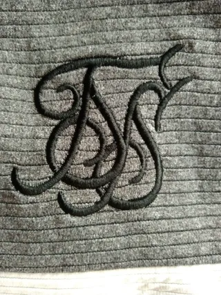 Sudadera gris y blanca con logo bordado