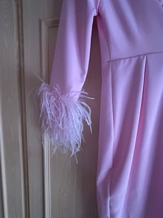 Vestido rosa con plumas