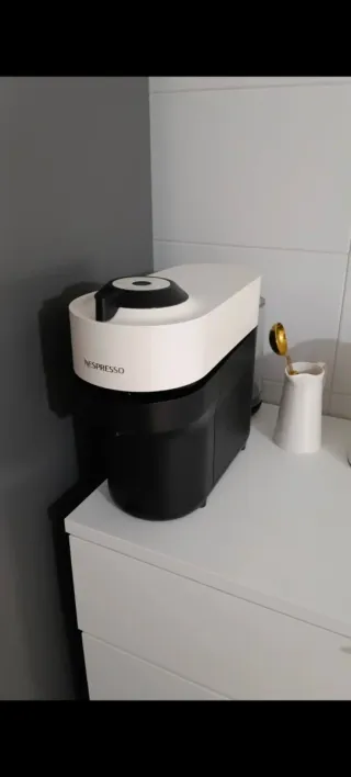 Cafetera Nespresso Blanca y Negra