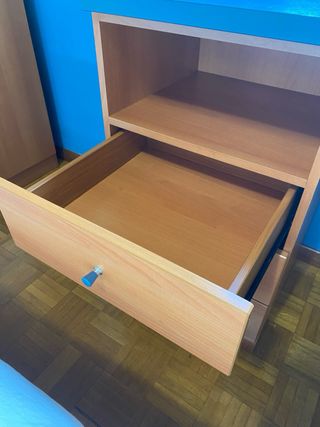 Escritorio azul y marrón