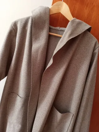 Chaqueta beige con capucha