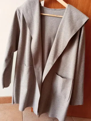 Chaqueta beige con capucha