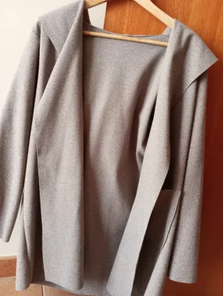 Chaqueta beige con capucha