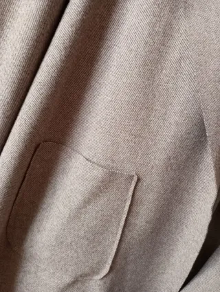 Chaqueta beige con capucha