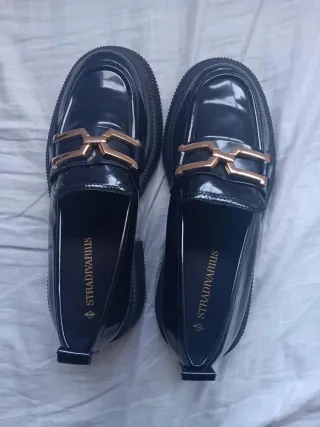 Zapatos Stradivarius negros con detalle dorado