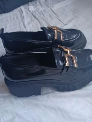 Zapatos Stradivarius negros con detalle dorado