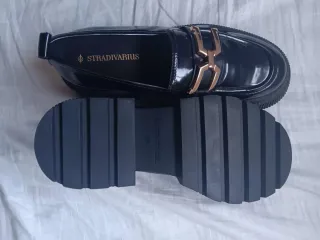 Zapatos Stradivarius negros con detalle dorado