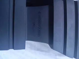 Zapatos Stradivarius negros con detalle dorado