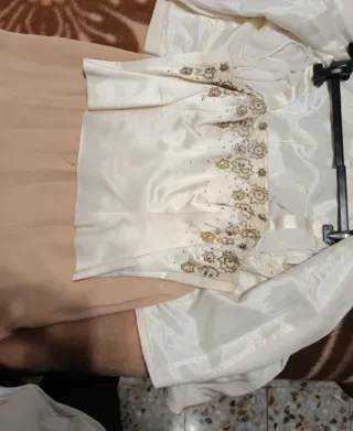 Traje de fiesta beige y dorado