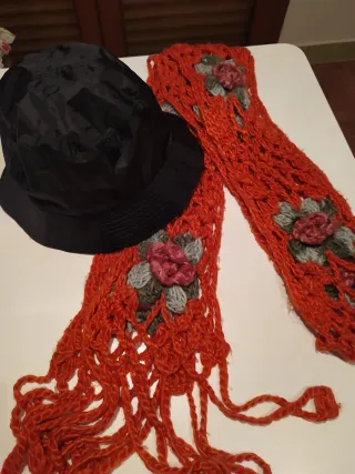 Cappello nero impermeabile e sciarpa floreale