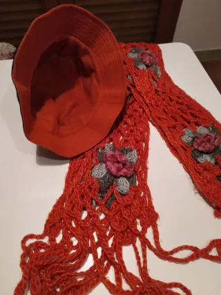 Cappello nero impermeabile e sciarpa floreale