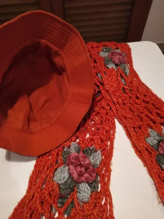 Cappello nero impermeabile e sciarpa floreale