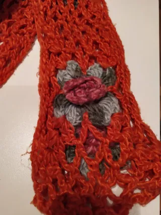 Cappello nero impermeabile e sciarpa floreale