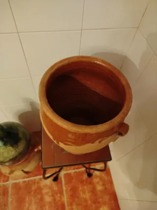 Tinaja antigua de barro