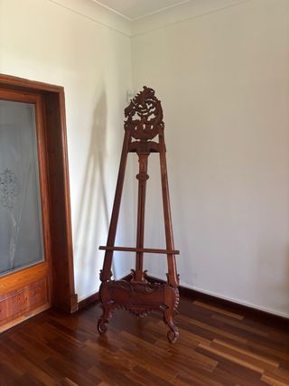 Caballete de madera tallada