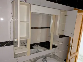 Mueble de baño con lavabo de mármol y espejo